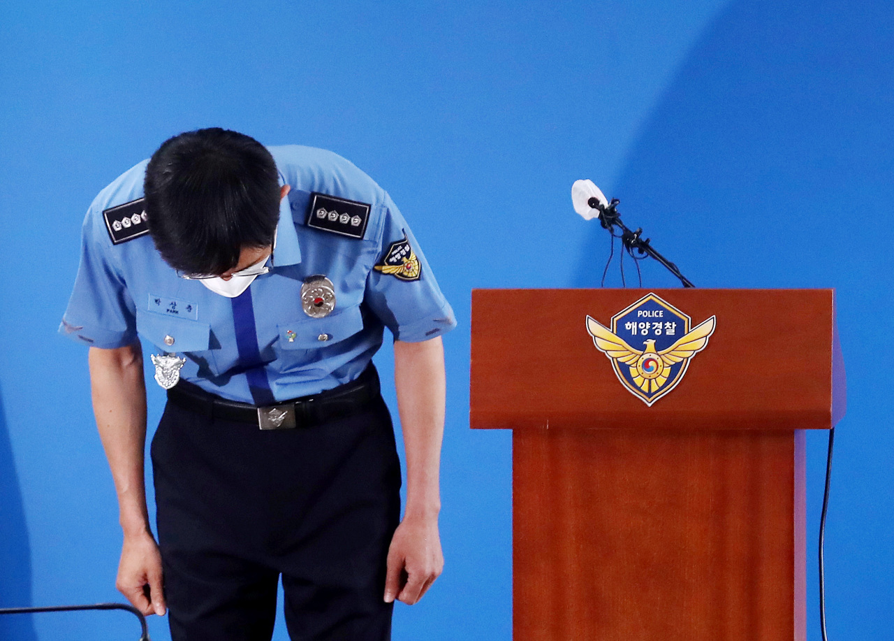 The chief of the Incheon coast guard, Park Sang-chun, takes a bow ahead of the news conference held Thursday. (Yonhap)