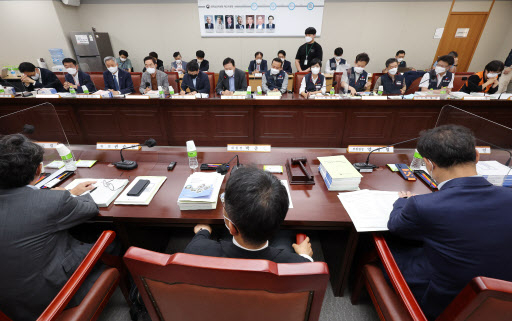 The Minimum Wage Commission holds its fourth plenary session this year at the government complex in Sejong on Thursday. (Yonhap)