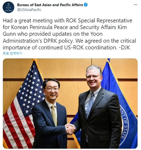 Kim Gunn (L), Seoul's special representative for Korean Peninsula peace and security affairs, shakes hands with Daniel Kritenbrink, assistant secretary of state for East Asian and Pacific affairs, during their meeting in Washington, D.C., in this photo captured from the Bureau of East Asian and Pacific Affairs on Friday. (Bureau of East Asian and Pacific Affairs)
