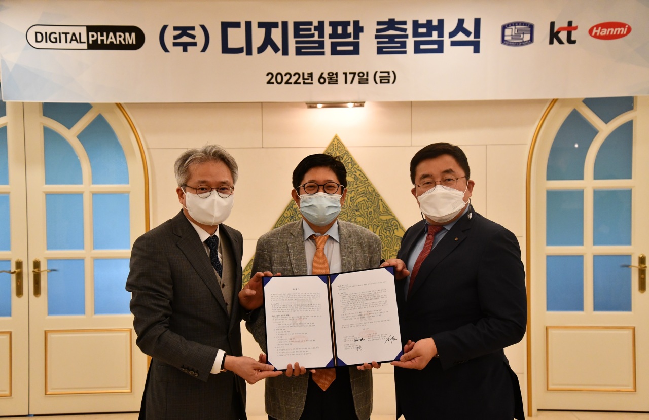 (From left) Woo Jong-soo, CEO of Hanmi Pharmaceutical, Kim Dae-jin, CEO of Digital Pharm and Song Jae-ho, vice president of KT pose for a photo after their announcement of the launch of the three-way alliance at Hanmi Tower in Seoul on Friday. (Hanmi Pharmaceutical)