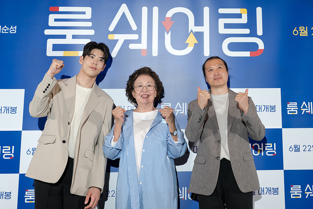 From left: Actors Choi Woo-sung, Na Moon-hee and director Lee Soon-sung pose after a press conference for the new movie “My Perfect Roommate” held at Megabox Coex on Wednesday. (Twin Plus Partners)