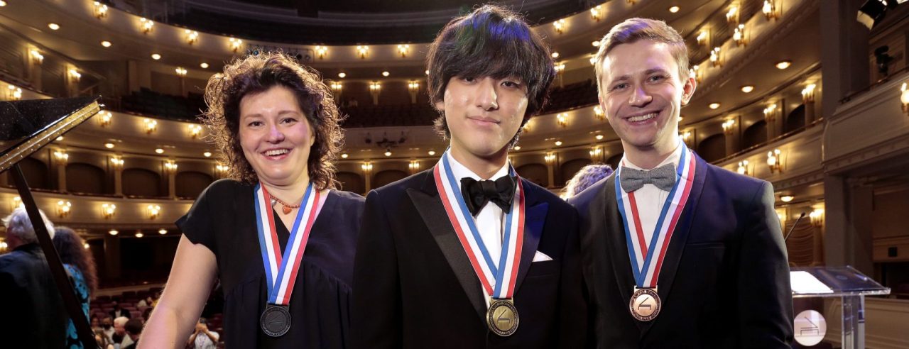 Lim Yun-chan (middle), gold medalist at the 17th Van Cliburn International Piano Competition, poses with the silver medalist Anna Geniushene from Russia (left) and bronze medalist Dmytro Choni from Ukraine. (The Van Cliburn International Piano Competition)