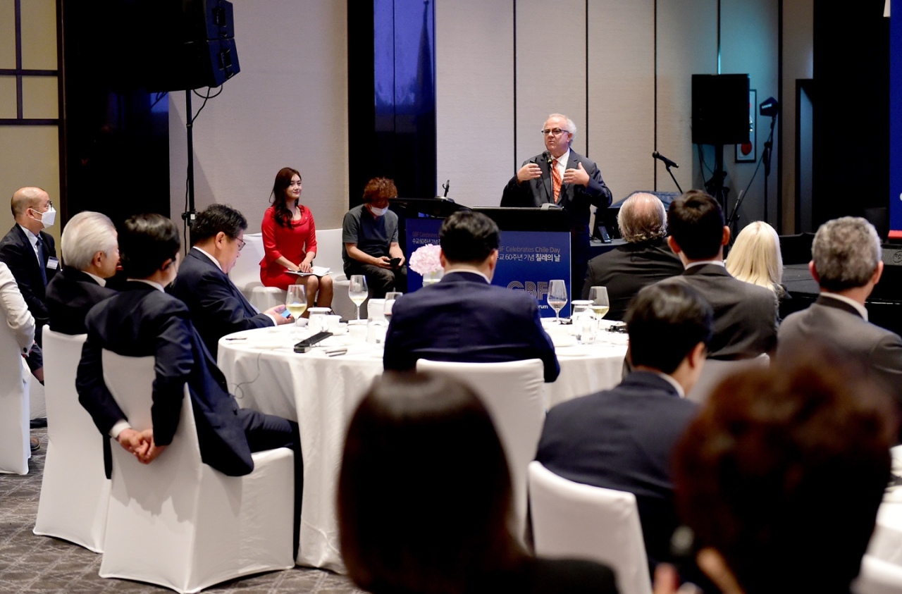El Comisionado de Inversiones de Chile para Asia, Vicente Pinto, se dirige a los CEO e invitados en el Día de Chile celebrado al margen de la segunda edición del Global Business Forum en el Hotel Grand Hyatt en Yongsan-gu, Seúl, el 15 de junio (Jenny Sung)