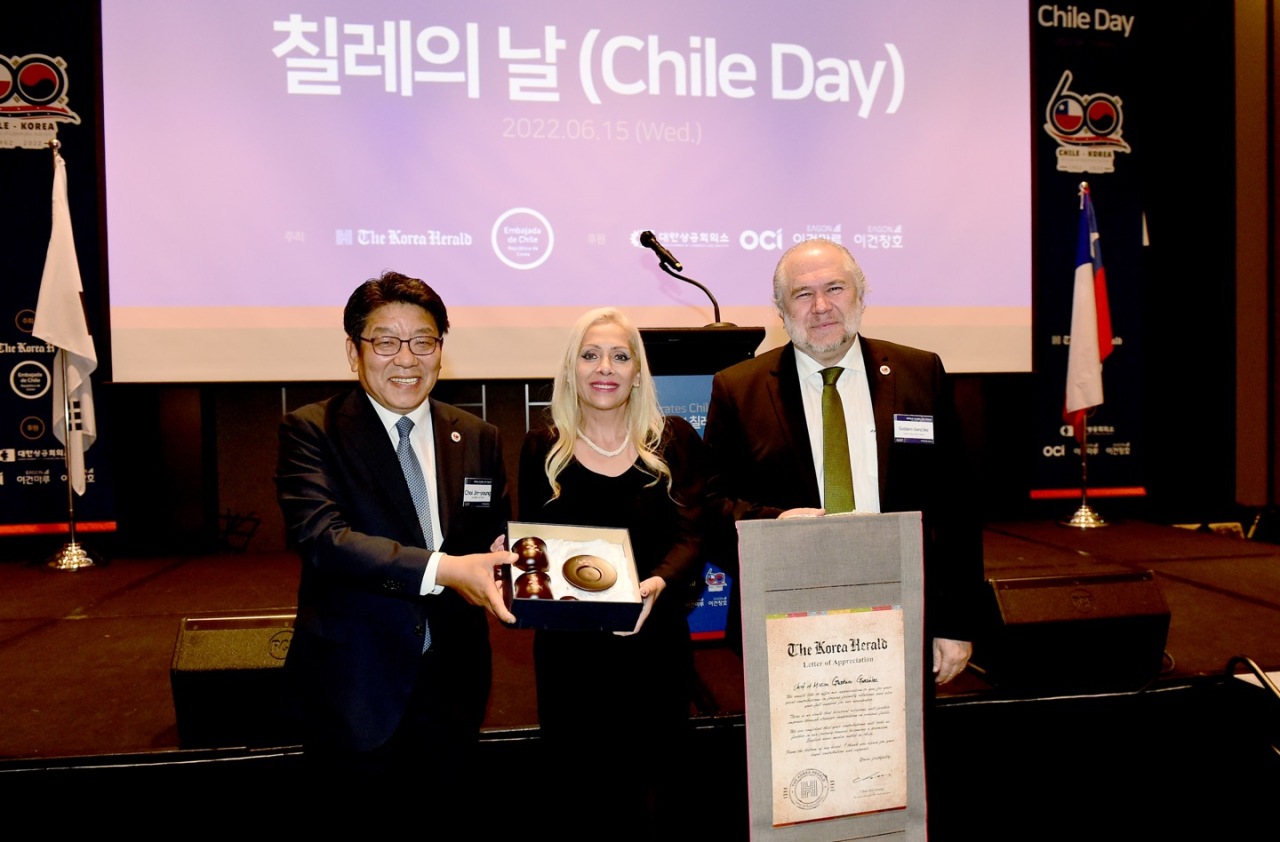 The Korea Herald CEO Choi Jin-young (first from left) presents a letter of appreciation to Chile charges d`affaires ad interim in Korea, Gustavo Gonzalez and his spouse at the second session of The Korea Herald’s Global Business Forum at the Grand Hyatt Hotel in Yongsan-gu, Seoul, June 15. (Jenny Sung)