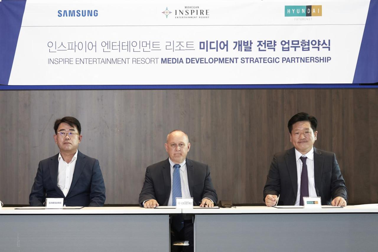 Officials from Samsung Electronics (left), and Hyundai Futurenet (right) pose for a picture with Mohegan CEO Ray Pineault (center) during the MOU signing ceremony. (Inspire Entertainment Resort)