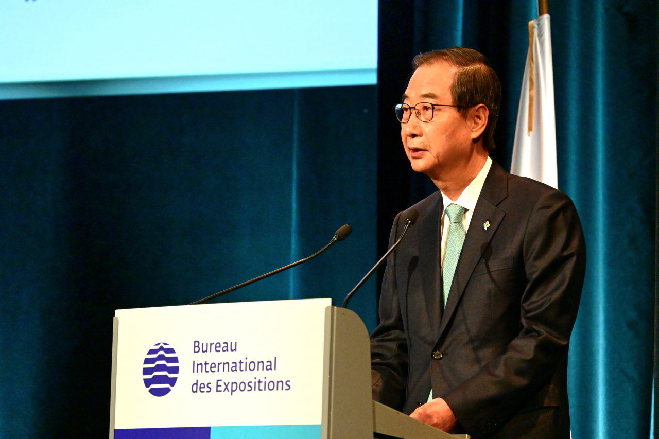 Prime Minister Han Duck-soo delivers a presentation on South Korea's bid to host the 2030 World Expo, in the southern port city of Busan, at a general assembly of the Bureau International des Expositions in Paris on Tuesday, in this photo provided by the prime minister's office. (Yonhap)