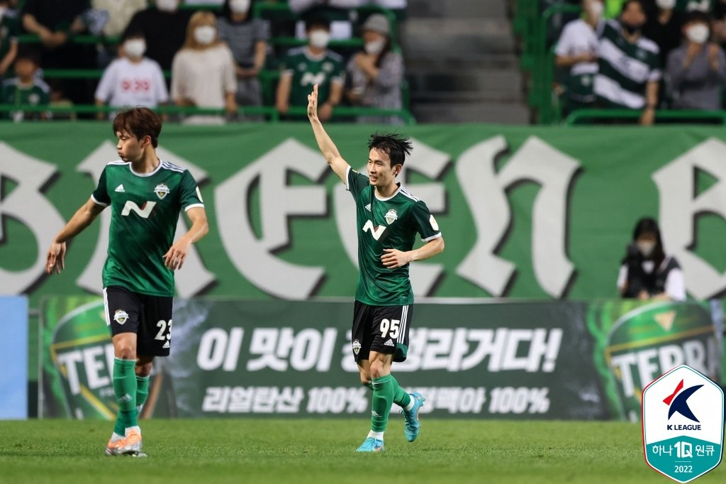 Kim Moon-hwan of Jeonbuk Hyundai Motors (R) celebrates after scoring a goal against Suwon Samsung Bluewings during the clubs' K League 1 match at Jeonju World Cup Stadium in Jeonju, 200 kilometers south of Seoul, on Wednesday, in this photo provided by the Korea Professional Football League. (Korea Professional Football League)
