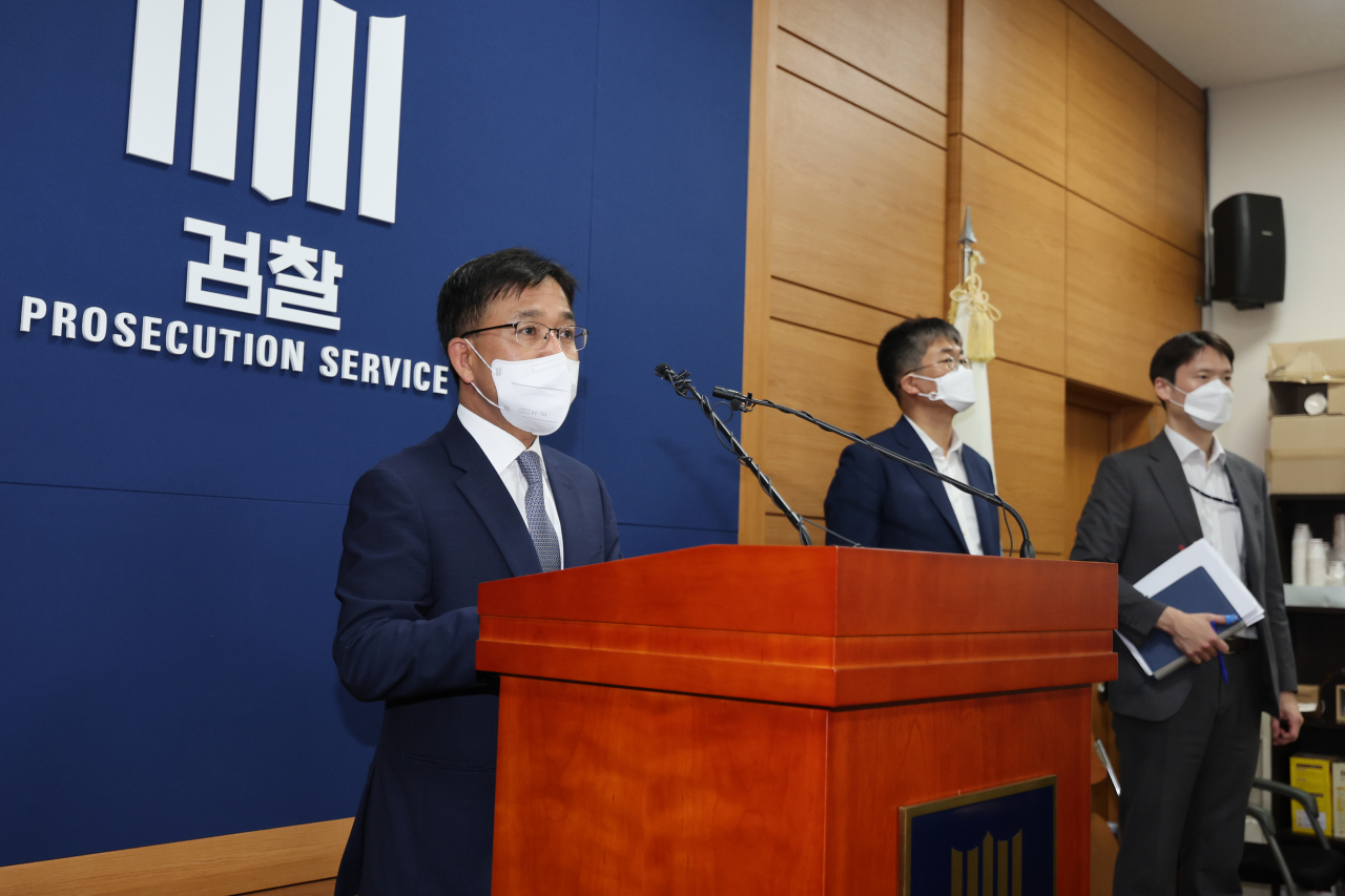 Moon Hong-seong, head of the Supreme Prosecutors Office's anti-corruption and violent crimes department, announces a massive crackdown on voice phishing crimes at his office in Seoul on Thurday. (Yonhap)