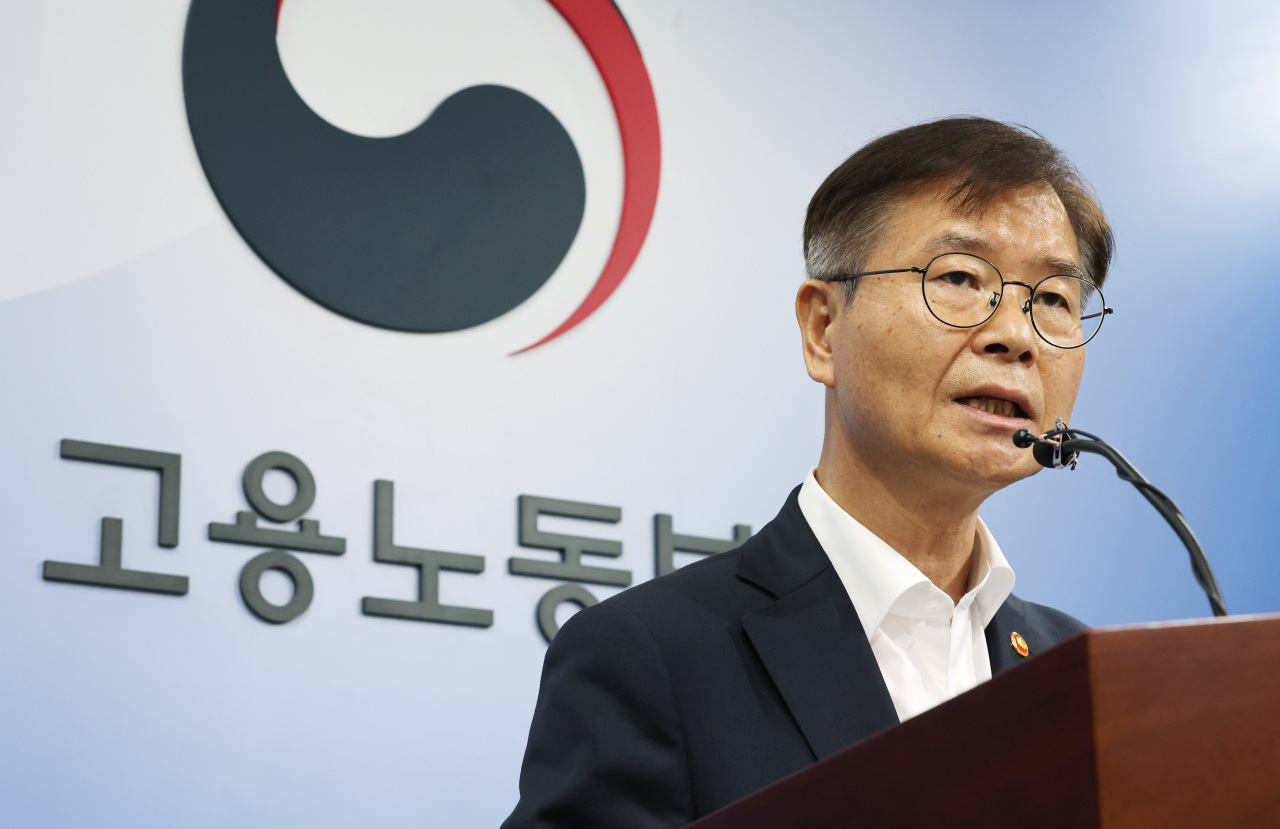 Minister of Labor Lee Jung-Sik (Yonhap)