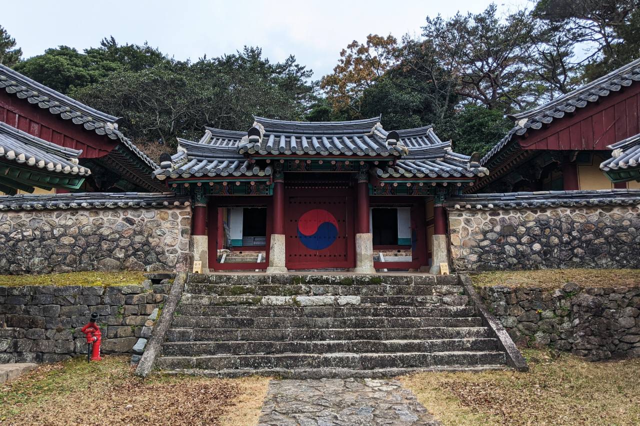 Chungmusa Temple in Gogeum-myeon, Wando County, South Jeolla Province, is a memorial shrine dedicated to Adm.  Yi Sun-sin.  Photo © Hyungwon Kang