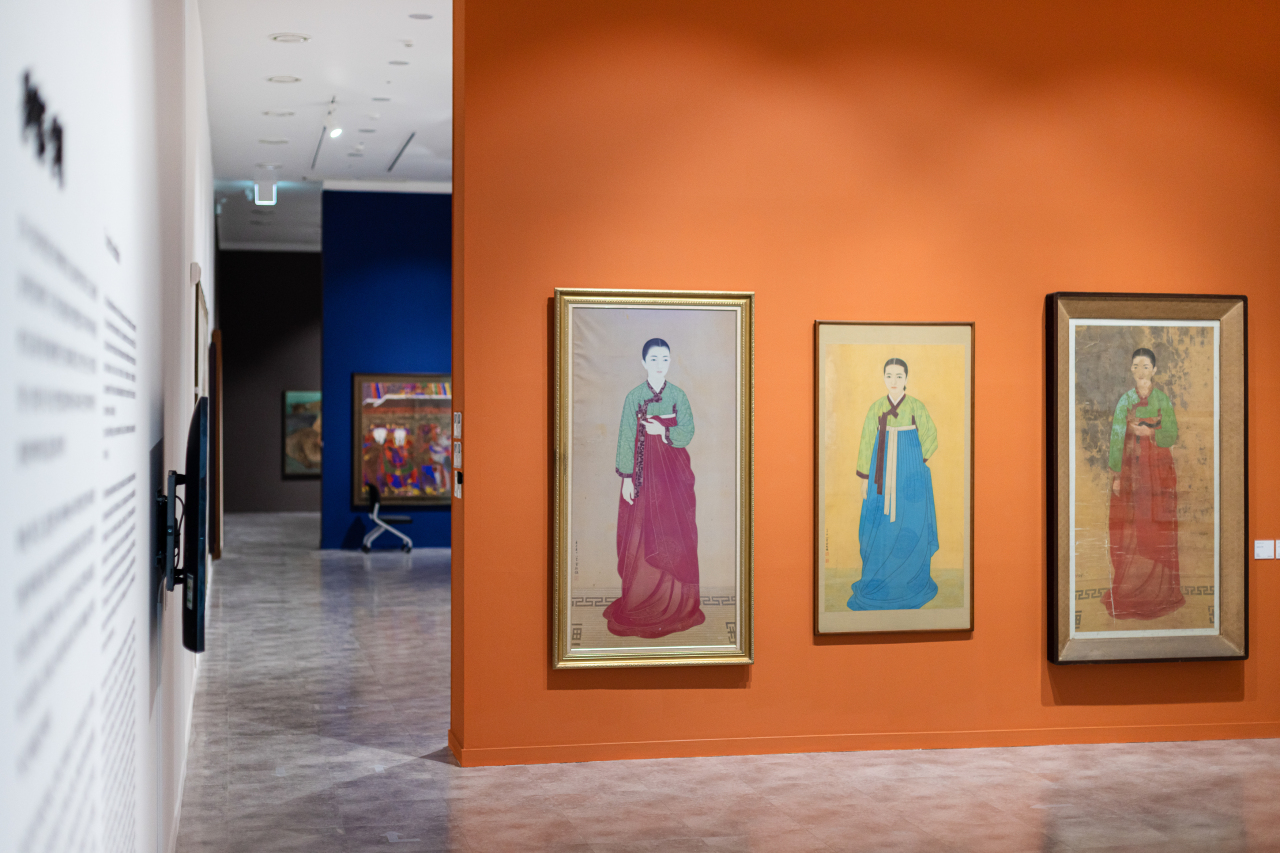 An installation view of “The Flow of Korean Polychrome Paintings” at Jinju National Museum (Jinju National Museum)