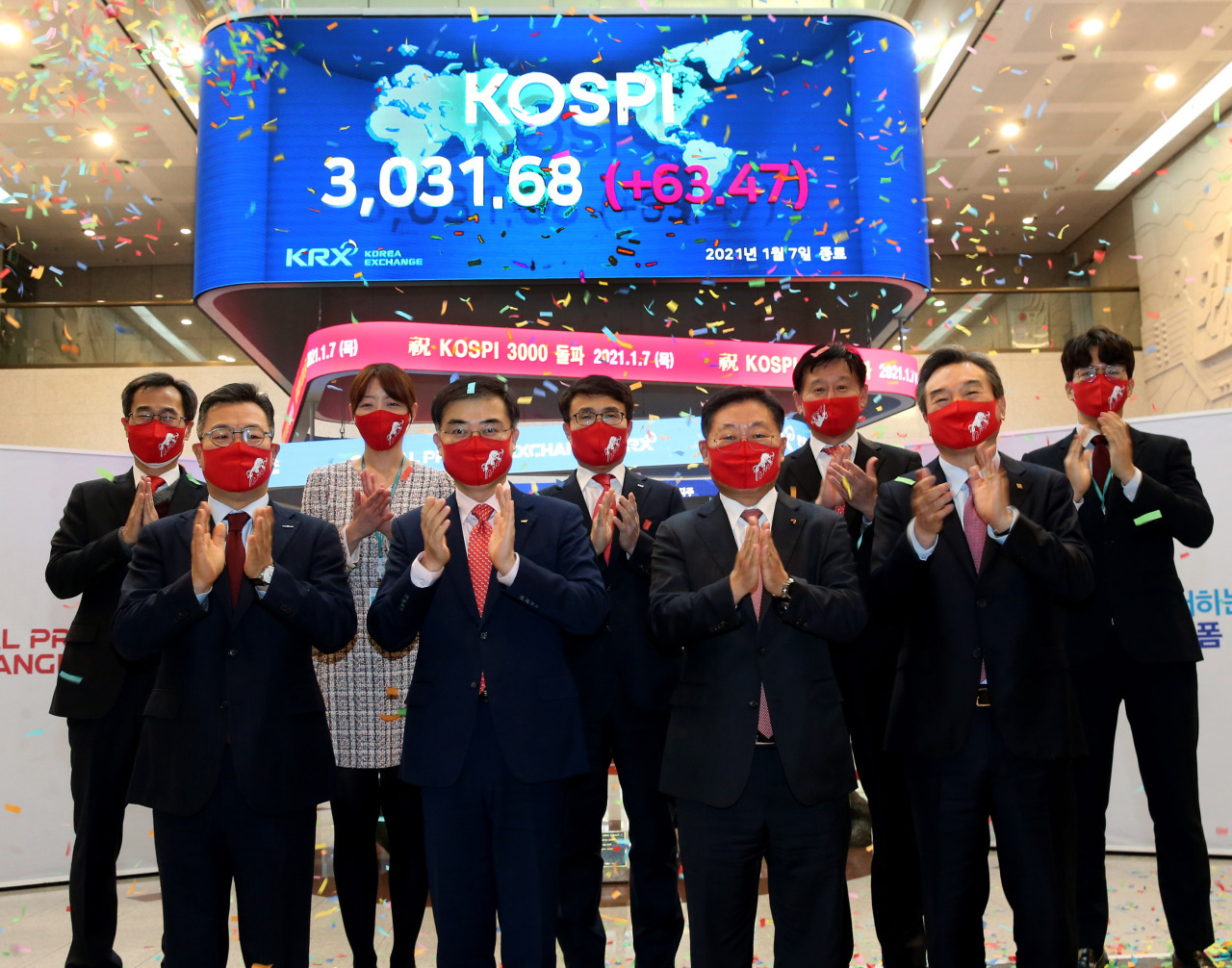 Front row, from left: Korea Investment & Securities CEO Jung Il-mun, Korea Exchange Chairman Sohn Byung-doo, Korean Financial Investment Association Chairman Na Jae-chul, Bookook Securities CEO Park Hyeon-chul and officials from market operator the Korea Exchange celebrate South Korea’s benchmark Kospi’s closing above 3,000 points for the first time at the KRX’s Seoul office on Jan. 7, 2021. (KRX)