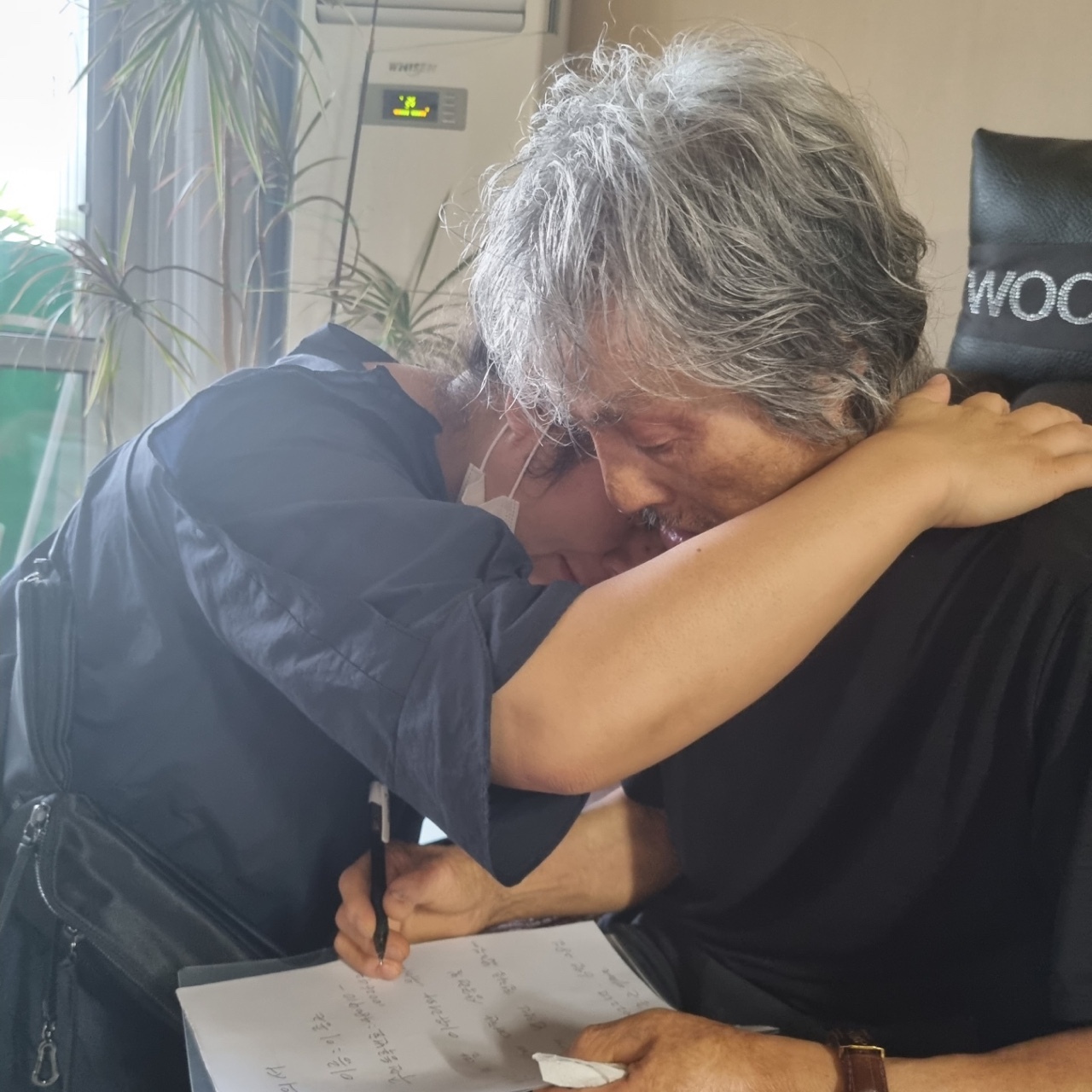 Eva Yoo Ri Brussaard gives a hug to her birth father. (Eva Yoo Ri Brussaard)
