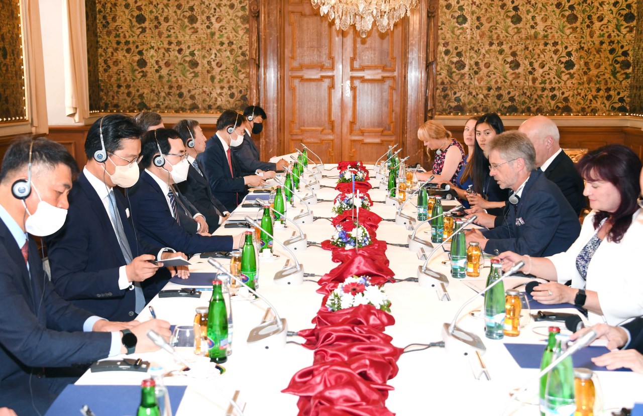 Korea’s Energy Minister Lee Chang-yang (third from left) holds talks with Czech’s Senate President Milos Vystrcil (second from right) on bilateral ties in Prague on Tuesday. (Yonhap)