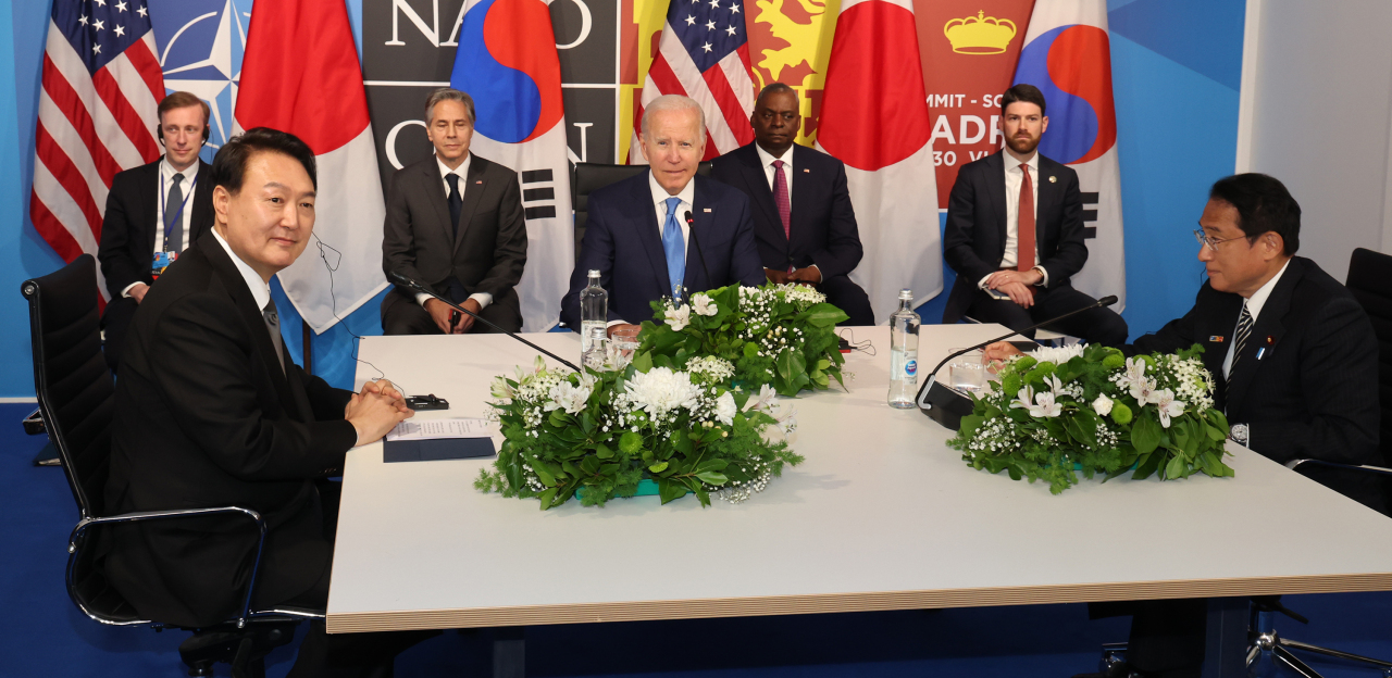 President Yoon Suk-yel, US President Joe Biden and Japanese Prime Minister Fumio Kishida hold a trilateral meeting at IFEMA in Madrid, Spain on Wednesday. (Yonhap)