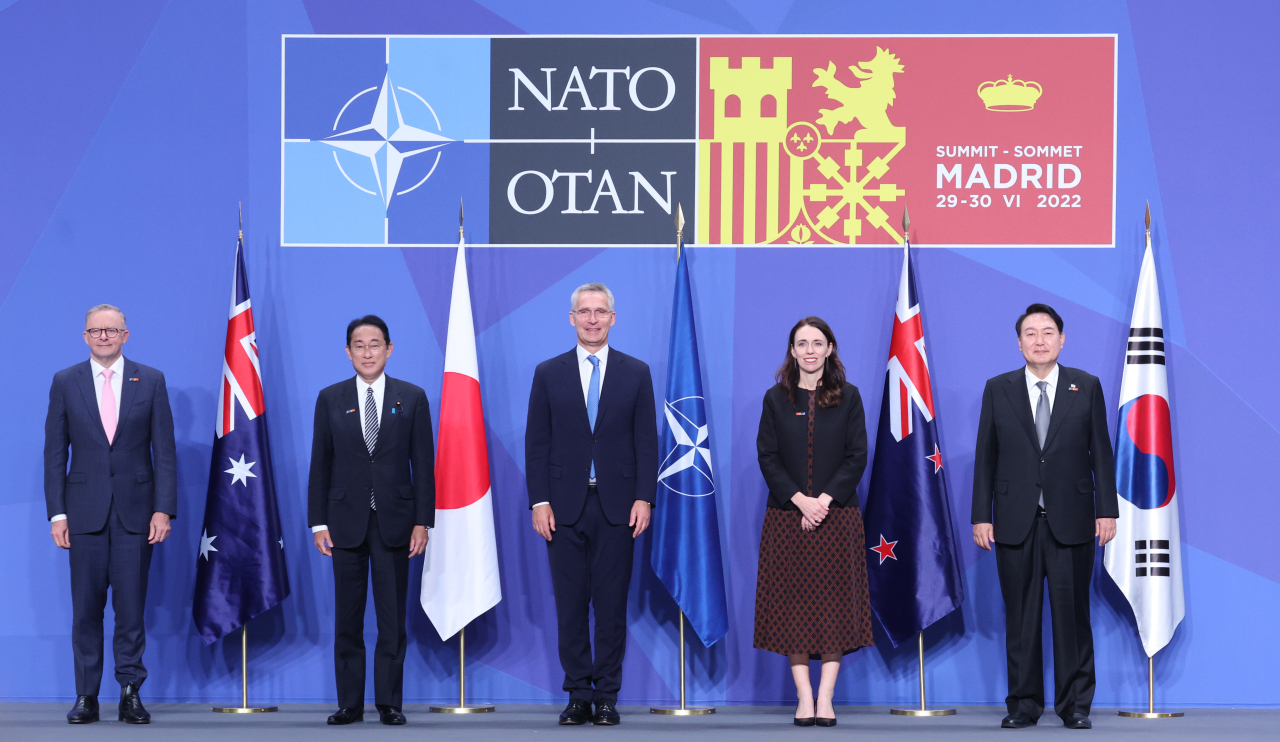 President Yoon Suk-yeol (right) takes a photo with the leaders of four Asia-Pacific countries and NATO Secretary-General Jens Stoltenberg at the IFEMA Convention Center in Madrid on Wednesday. (Yonhap)