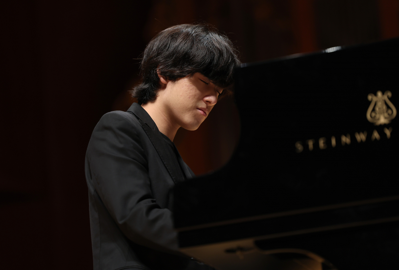 Pianist Lim Yunchan plays the piano during a press conference in Seoul on Friday. (Yonhap)