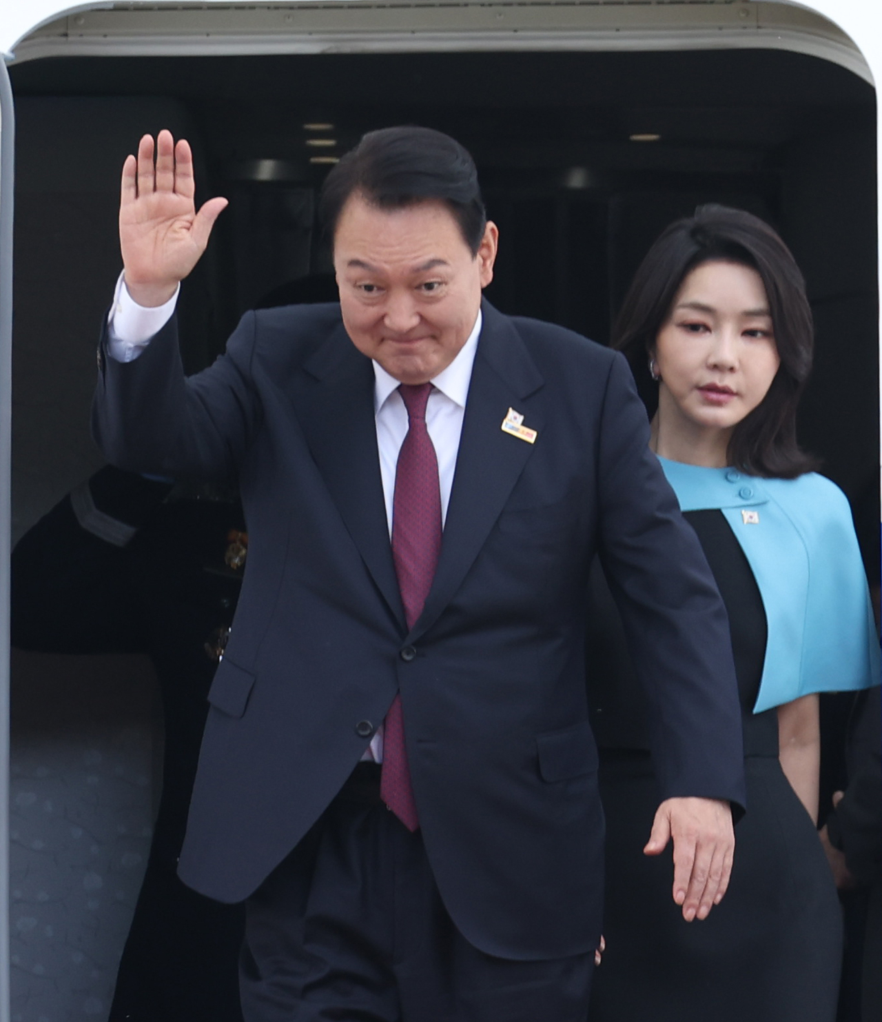 After a five-day trip to the NATO summit held in Madrid, Spain, President Yoon Suk-yeol and Kim Keon-hee arrive at Seoul Airport in Seongnam, Gyeonggi Province, on Friday. (Yonhap)