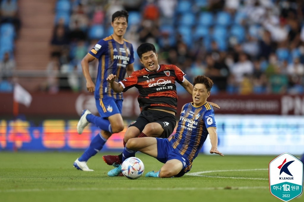 Lee Chung-yong of Ulsan Hyundai FC (R) collides with Lee Soo-bin of Pohang Steelers (C) during the clubs' K League 1 match at Pohang Steel Yard in Pohang, 380 kilometers southeast of Seoul, on Saturday, in this photo provided by the Korea Professional Football League. (Korea Professional Football League)