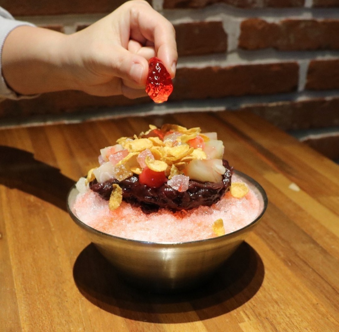 A classic patbingsu, shaved ice with red beans, served at Taegeukdang, central Seoul. (Taegeukdang‘s Instagram)