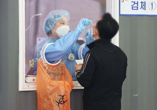 A citizen gets tested at a screening clinic at Seoul. (Yonhap)