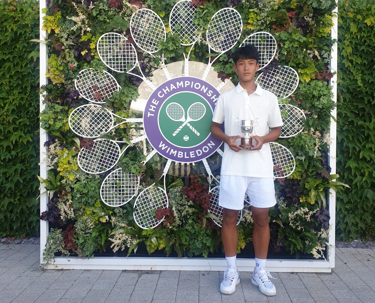 Cho Se-hyuk of South Korea poses with the trophy after winning the boys' 14 & under singles title at Wimbledon at All England Club in London on Sunday, in this photo provided by the Korea Tennis Association. (Yonhap)