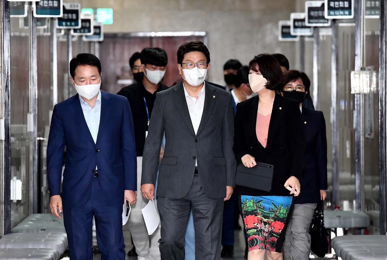 Rep. Kweon Seong-dong, floor leader of the ruling People Power Party, walks to a conference room inside the National Assembly to oversee the first meeting of senior party officials Monday as the acting party chairman. (Joint Press Corps)