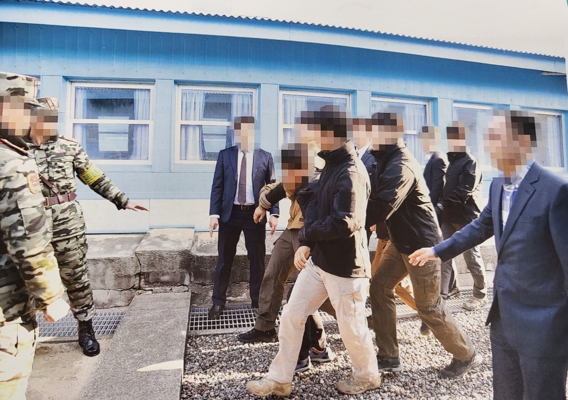 Released photos of North Korean fishermen‘s repatriation at Panmunjom (Ministry of Unification)