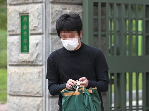 South Korean sex offender Son Jong-woo leaving the Seoul Detention Center after serving an 18-month prison term. (Yonhap)