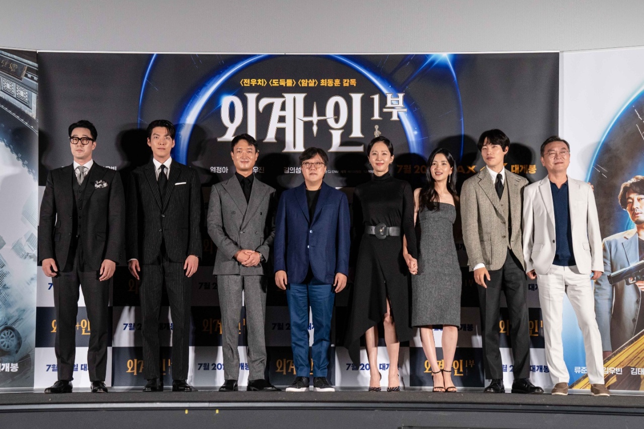 From left: Actors So Ji-sub, Kim Woo-bin, Jung Woo-jin, director Choi Dong-hoon, actors Yeom Jung-ah, Kim Tae-ri, Ryu Jun-yeol and Kim Eui-sung pose for a photo after the press conference for “Alienoid” held at CGV Yongsan on Wednesday. (CJ ENM)