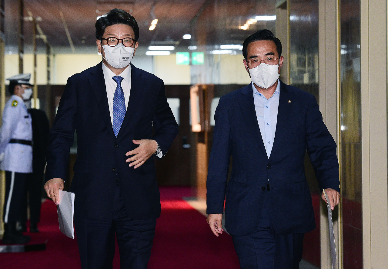 Rep. Kweon Seong-dong (left), floor leader of the ruling People Power Party, and his counterpart Rep. Park Hong-keun of the main opposition Democratic Party of Korea walk out of the office of the National Assembly speaker on Thursday after a meeting. (Joint Press Corps)