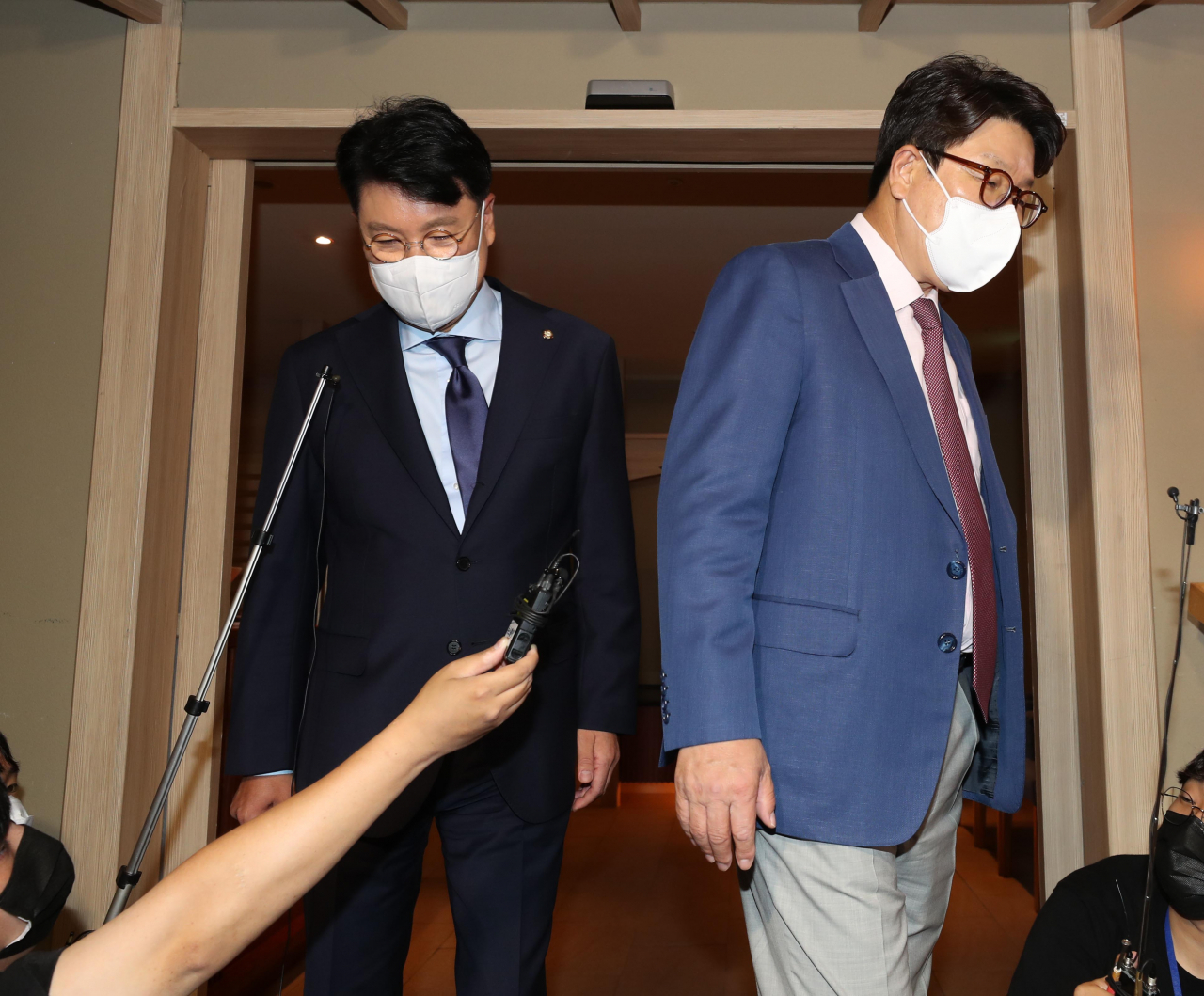 People Power Party Rep. Chang Je-won (L) and floor leader and acting Chairman Kweon Seong-dong leave a restaurant in western Seoul on Friday. (Yonhap)