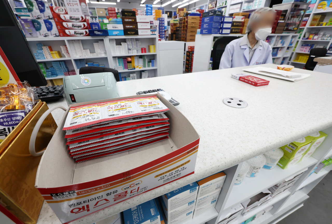 A box of cold medicine is half empty at a pharmacy in Seoul last Sunday, amid the spread of the omicron subvariant BA.5. (Yonhap)