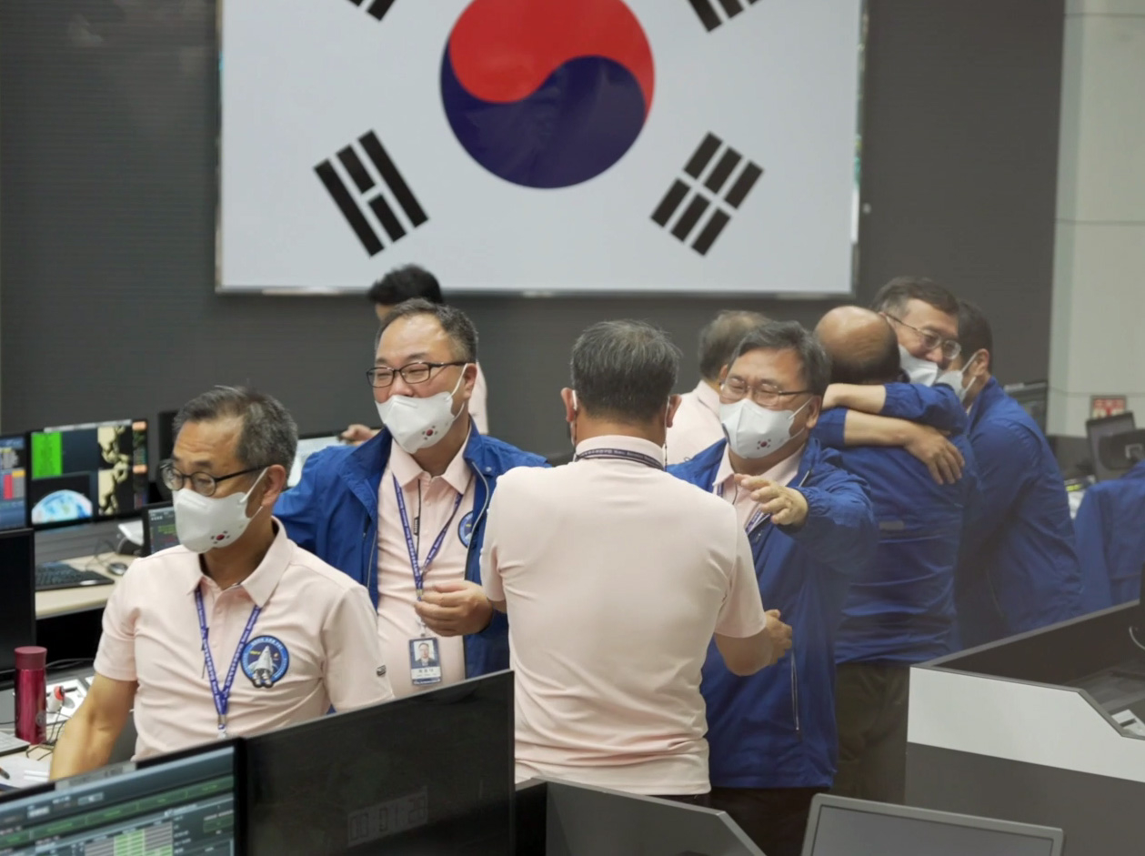Researchers and engineers at the Korea Aerospace Research Institute cheer as South Korea’s first homegrown Nuri rocket was successfully launched June 21. (Yonhap)