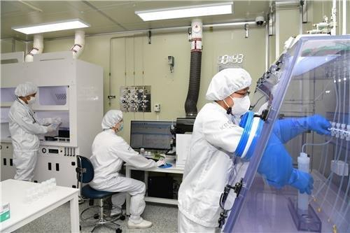 This file photo, provided by the Korea Research Institute of Standards and Science on Sept. 22, 2020, shows researchers carrying out a quality evaluation of hydrogen fluoride. (Korea Research Institute of Standards and Science)