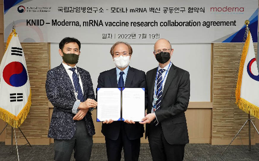 This photo provided by the National Institute of Infectious Diseases (NIID) on Wednesday, shows (from L to R) NIID head Jang Hee-chang, National Institute of Health chief Kwon Jun-wook and Paul Burton, chief medical officer of Moderna Inc., at a signing ceremony for vaccine collaboration agreement held at the Korea Disease Control and Prevention Agency in Sejong, central South Korea. (NIID)