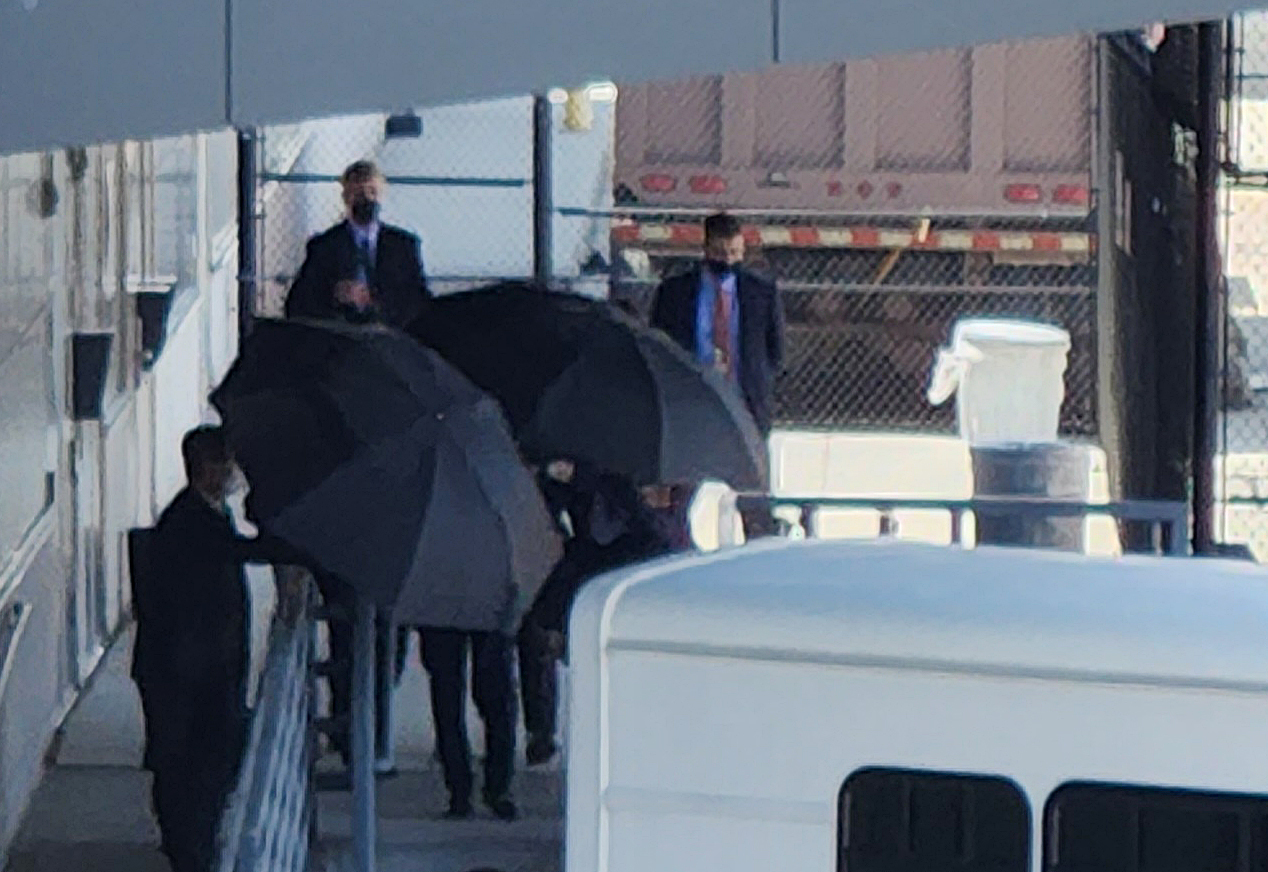 NIS Director Kim Kyou-hyun enters the US through Dulles International Airport near Washington, DC on Tuesday (local time). Employees held umbrellas to block Kim’s from being seen in photographs. (Yonhap)