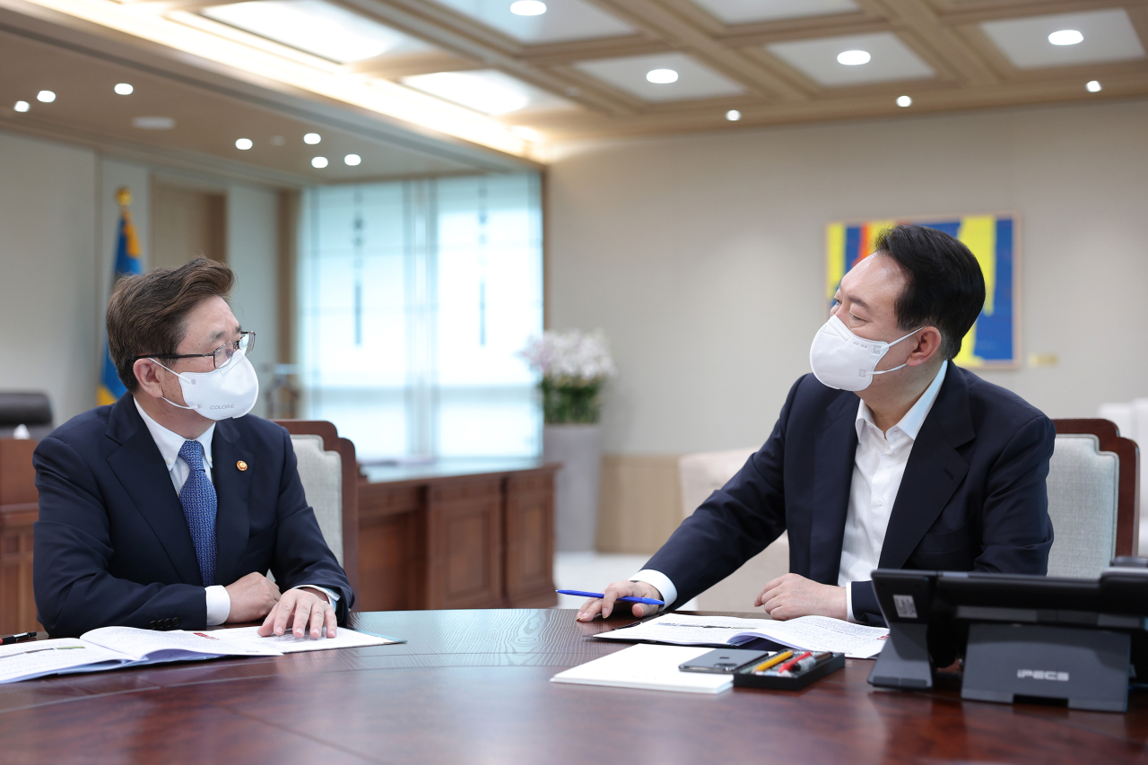 Culture, Sports and Tourism Minister Park Bo-gyoon (left) and President Yoon Suk-yeol talk during a policy briefing on Thursday. (Presidential Office)