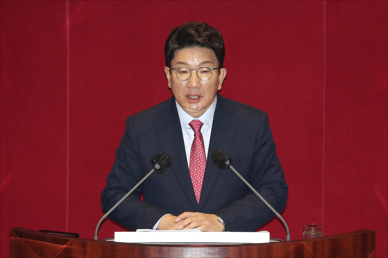 Rep. Kweon Seong-dong, floor leader and acting chairman of the ruling People Power Party, gives a speech at the National Assembly on Thursday. (Joint Press Corps)