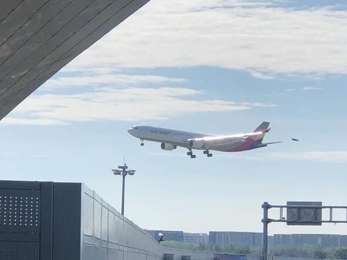 This photo, provided by Asiana Airlines Inc., shows an Asiana plane preparing to land at Beijing Capital International Airport on July 23, 2022. (Yonhap)