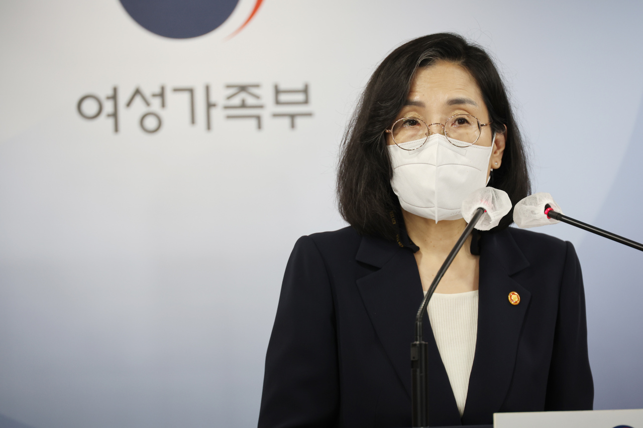 Gender Minister Kim Hyun-sook speaks at a briefing held before her report to the president Monday. (Yonhap)