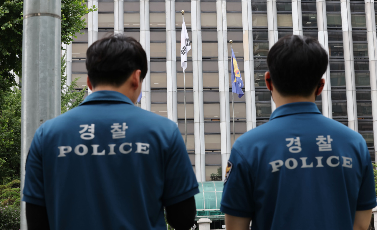 Police officers in front of the National Police Agency in Seoul (Yonhap)