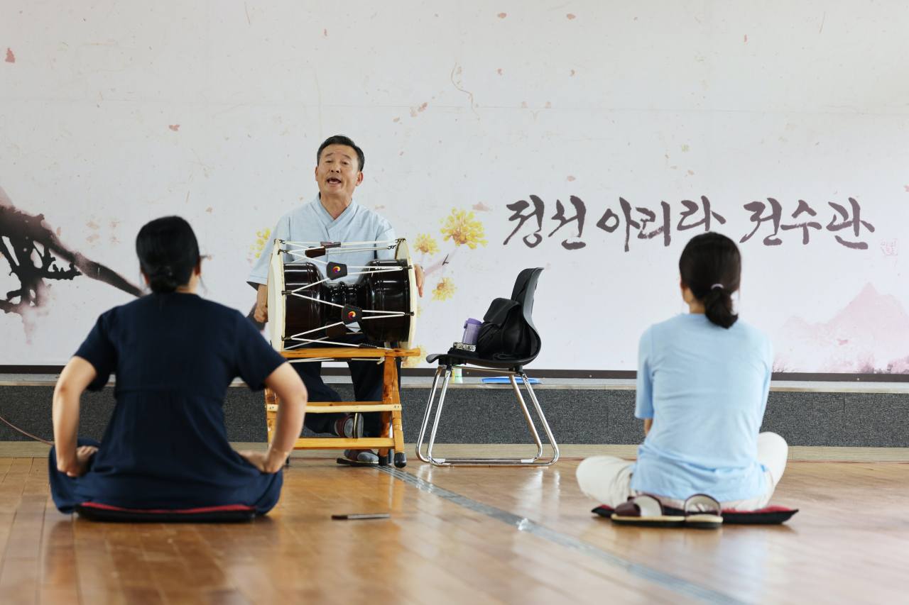 Jeongseon Arirang teacher Lee Hyun-soo teaches Arirang at the Jeongseon Arirang Training Center in Gangwon Province. Photo © Hyungwon Kang