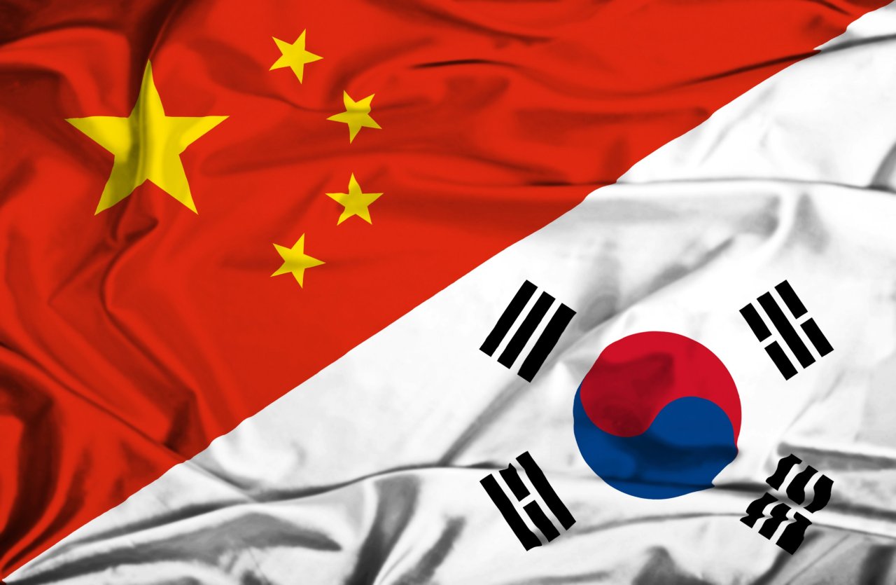 Chinese (top) and Korean flags (123rf)