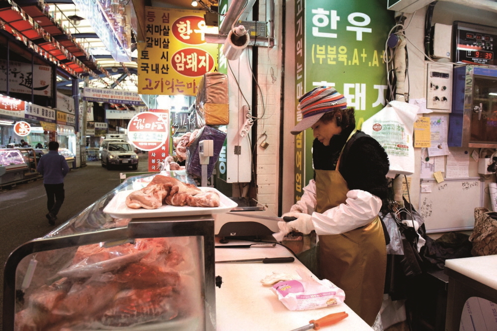 A butcher sharpens a knife at her shop in the Majang Meat Market, Majang-dong, Seongdong-gu, Seoul. (Seongdong-gu Office)