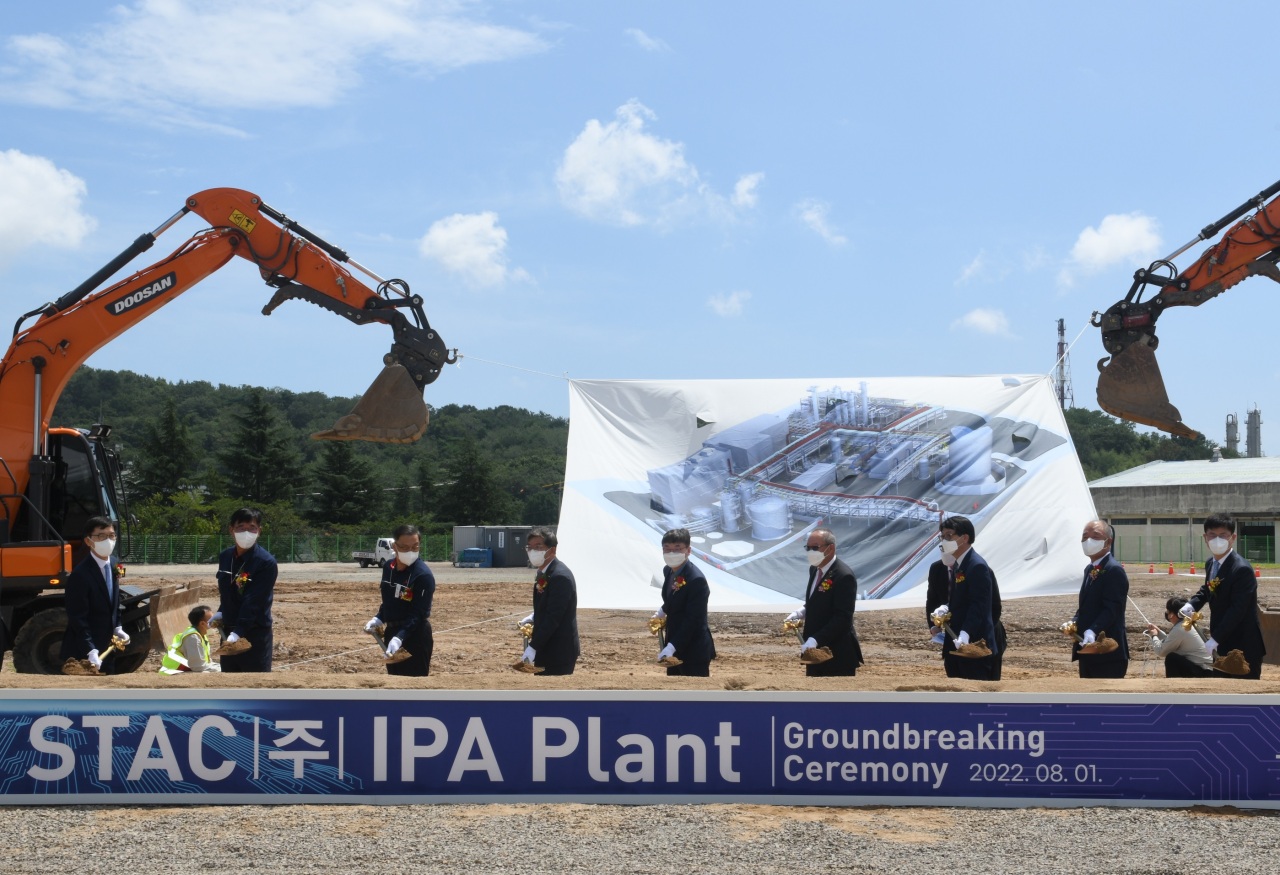This photo shows representatives of SK Geo Centric, Tokuyama and Ulsan Metropolitan Office, including SK Geo Centric CEO Na Kyung-soo (fourth from left) and Tokuyama President Hiroshi Yokota (sixth from left), celebrating the kickoff of the construction of a high-purity isopropyl alcohol plant in Ulsan Monday. (SK Geo Centric)