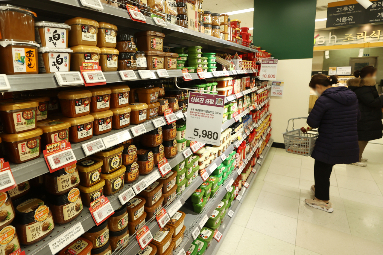 Products, such as red pepper paste and soybean paste, are displayed at a large discount chain in Seoul on Jan. 18. (Yonhap)