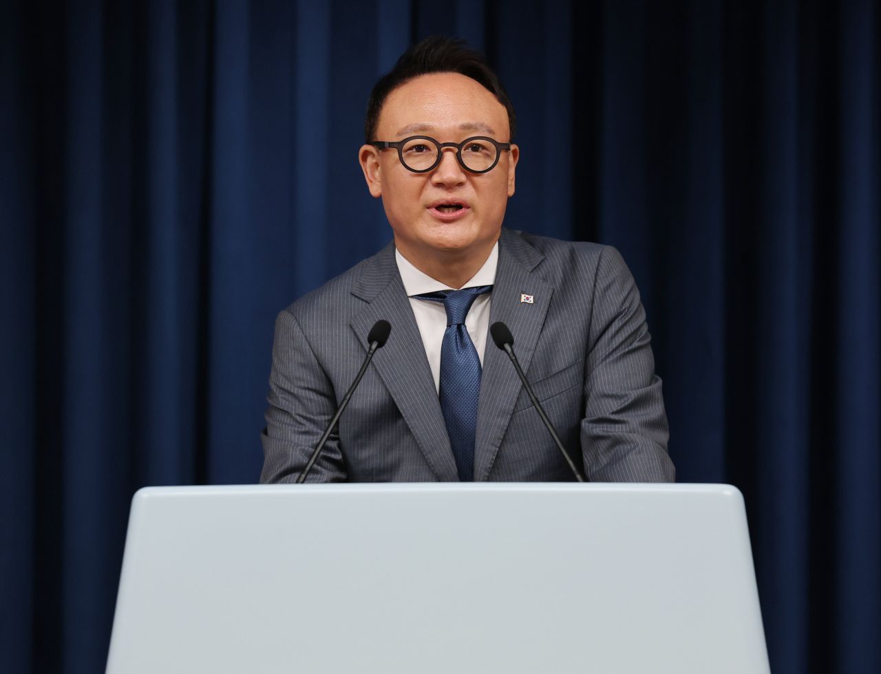 Ahn Sang-hoon, the senior presidential secretary for social affairs, speaks during a press conference at the presidential office in Seoul on Tuesday, about the government's proposal to lower the elementary school starting age to 5. (Yonhap)