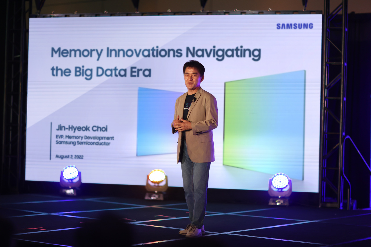 Choi Jin-hyeok, executive vice president of memory solution & product development at Samsung Electronics, speaks at the Flash Memory Summit 2022 in Santa Clara, California, Tuesday. (Samsung Electronics)