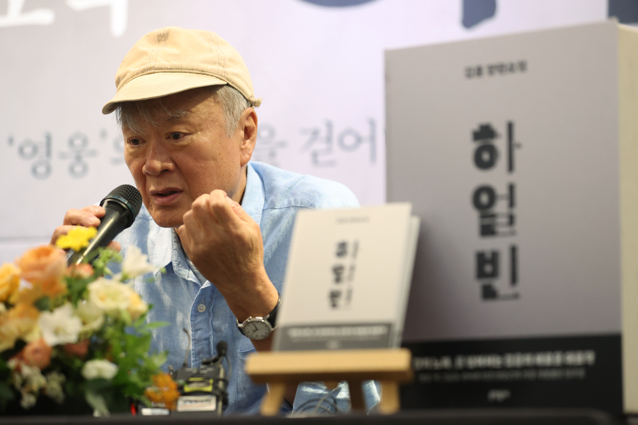 Korean novelist Kim Hoon speaks during a press conference held for the launch of his book, ”Harbin,” in Seoul on Wednesday. (Yonhap)
